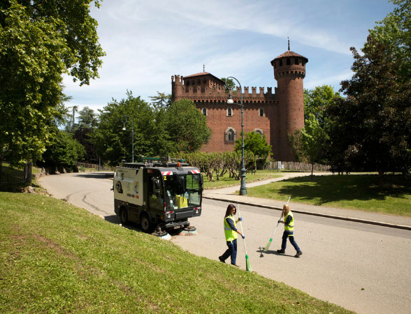 operatori ecologici impegnati nella pulizia delle strade