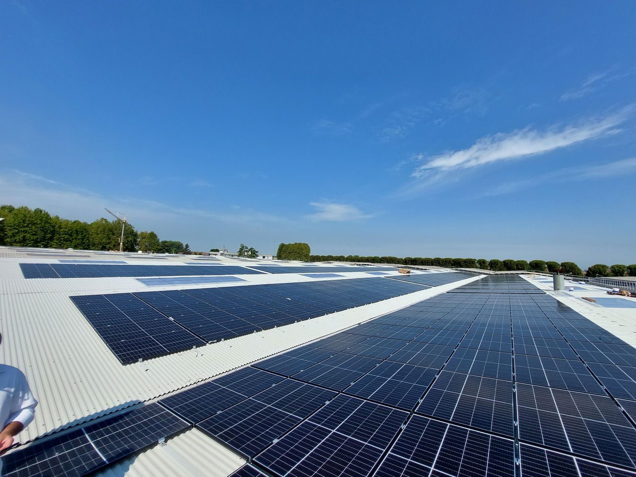 Vista dall'alto di un tetto di un edificio aziendale con pannelli fotovoltaici