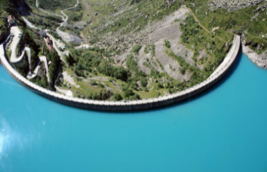 Diga vista dall'alto con ripresa drone