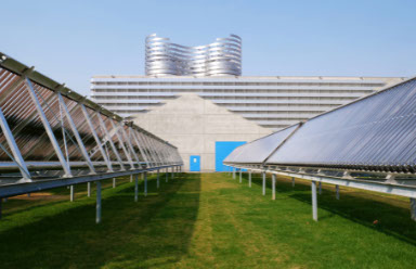 Impianto di teleriscaldamento di Mirafiori Torino in cui si vedono gli accumulatori e l'impianto fotovoltaico
