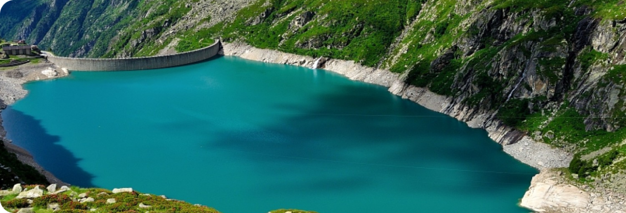 Vista dall'alto di una diga Iren