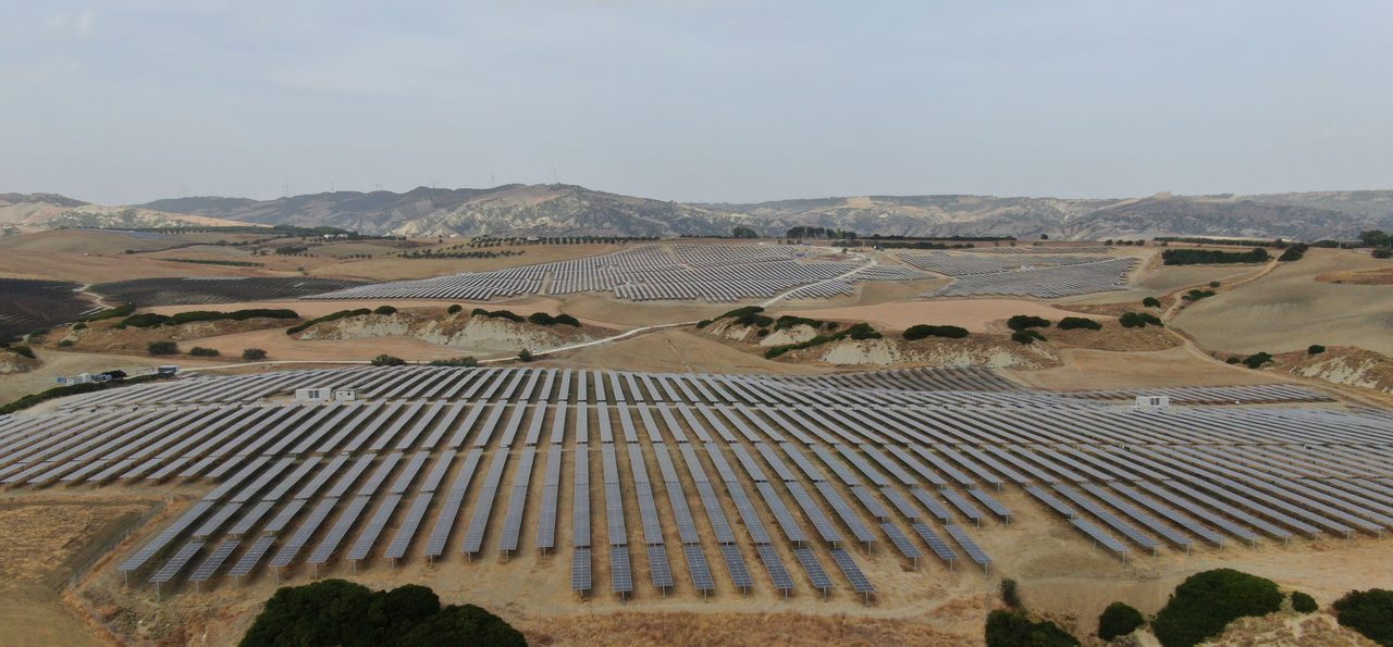 Una foto aerea dell'impianto fotovoltaico di Ferrandina