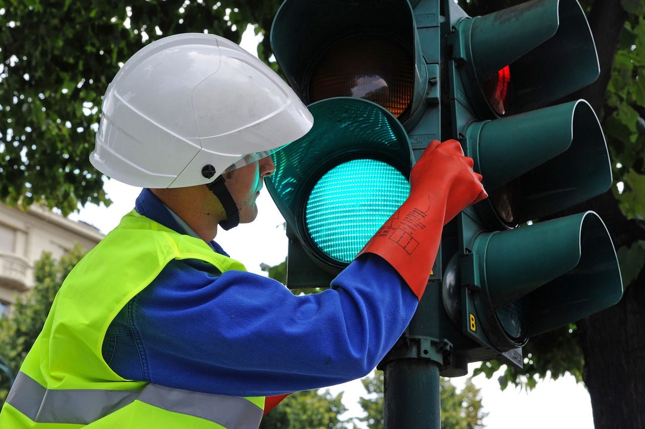Operatore Iren con un semaforo