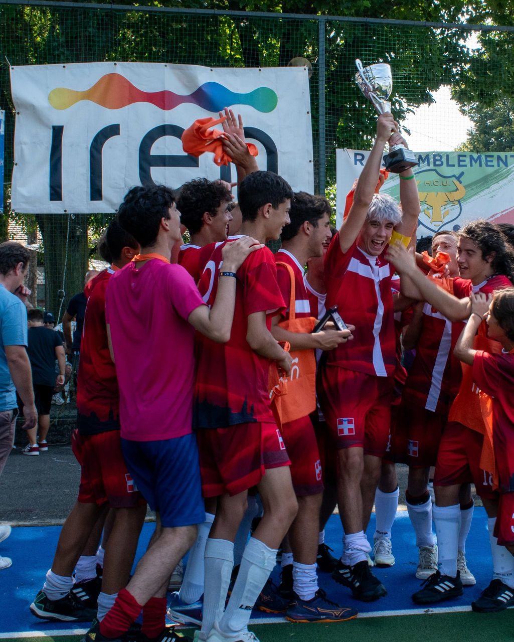 Foto con ragazze con la maglia rossa che giocano a basket