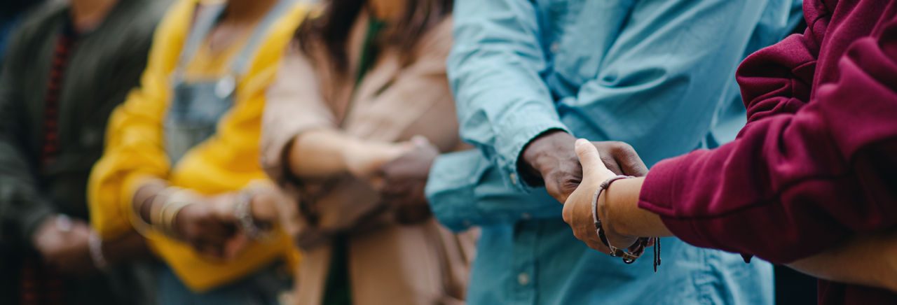 Stretta di mano tra due persone