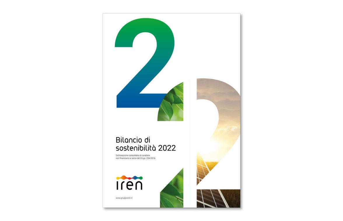 Copertina del bilancio di sostenibilità 2022 con all'interno dei numeri immagini di foglie e pannelli fotovoltaici